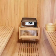 Intérieur d’un sauna en bois avec poêle, bancs, seau et accessoires traditionnels