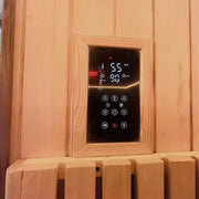 Panneau de commande intégré dans un sauna en bois avec réglage de température et minuterie