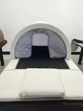 Vue intérieure d’un sauna dôme maison avec zone de couchage et structure semi-ouverte