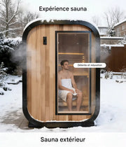 Sauna extérieur en bois dans un jardin enneigé avec personne assise en séance de relaxation