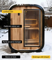 Sauna extérieur en bois avec porte en verre trempé, cadre en métal noir, bancs en bois et éclairage LED chaud