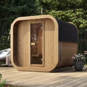 Sauna extérieur en bois installé sur une terrasse de jardin avec porte vitrée et design premium