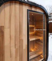 Détail de la texture bois d’un sauna extérieur moderne avec porte vitrée et intérieur lumineux