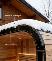 Détail du toit arrondi enneigé d’un sauna extérieur en bois avec structure noire moderne