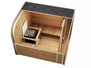 Vue de dessus d’un sauna extérieur en bois avec bancs, poêle à pierres et aménagement intérieur