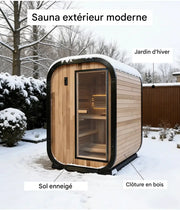 Sauna extérieur moderne en bois installé dans un jardin enneigé avec porte vitrée et design arrondi